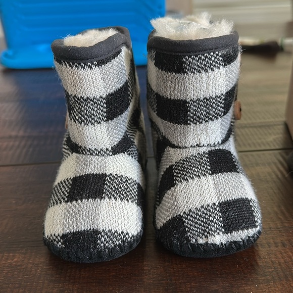 NIB UGG Black and White Kids Boots - Picture 7 of 8